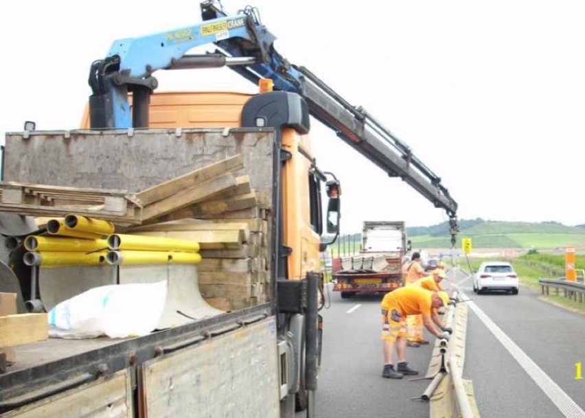 Gigantyczne korki na autostradzie A4. Ludzie utknęli w 40-stopniowym upale, drogowcy rozdają wodę