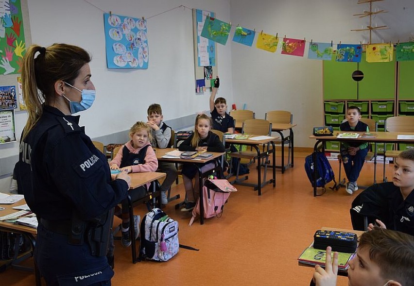 Policjanci w szkołach powiatu puckiego. Z uczniami o bezpiecznych feriach, zabawach na lodzie i zagrożeniach w Internecie | ZDJĘCIA