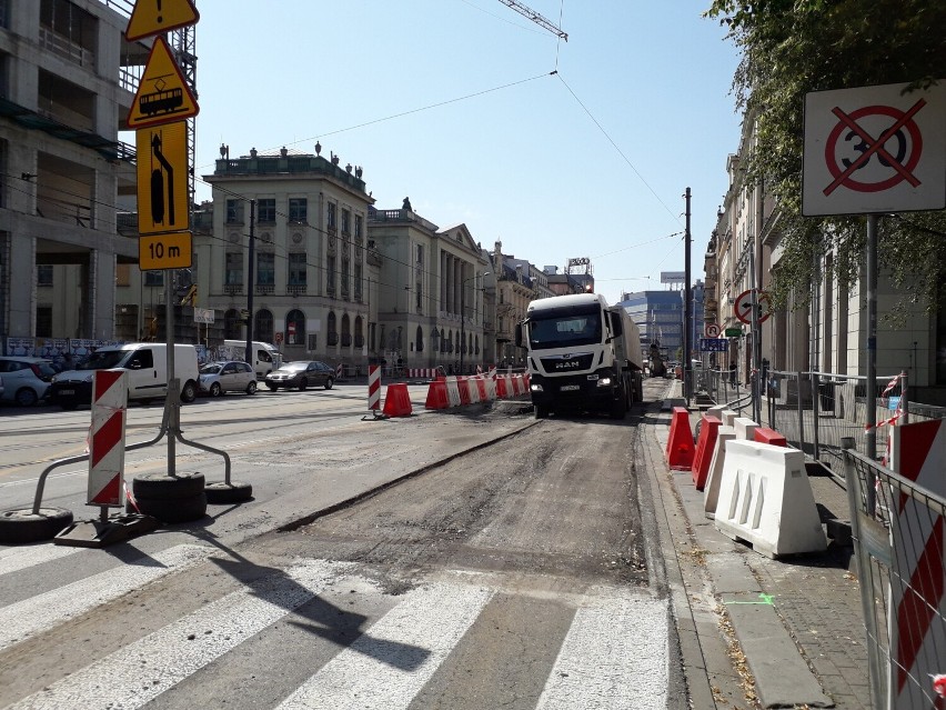 W Katowicach żar z nieba, ale prace remontowe trwają w najlepsze. Na Warszawskiej zrywany jest asfalt