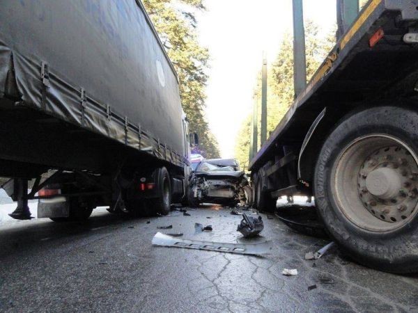 Wypadek w Mochnaczce Wyżnej: ford pomiędzy potężnymi pojazdami [ZDJĘCIA]