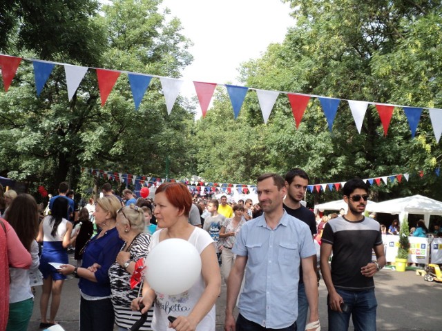 Trudno było przejśc alejkami, bo na imprezę przybyły tłumy warszawiak&oacute;w. Fot. Ewa Krzysiak