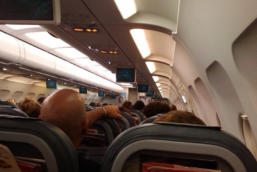 Część pasażerów ma odruch chwytania fotela znajdującego się...