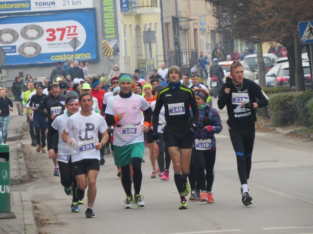 I Bieg Przemytnika to pierwsza tak duża impreza biegowa w Aleksandrowie Kujawskim. Składa się z ultramaratonu ( 78 km) i półmaratonu  (21 km).

I Bieg Przemytnika zorganizowano, by uczcić stulecie nadania praw miejskich Aleksandrowowi Kujawskiemu i zbliżające się Święto Niepodległości.

Na starcie stanęło ponad 200 biegaczy z całej Polski. Pierwsi na trasę sprzed aleksandrowskiego dworca kolejowego, już o o godz 5 rano, wystartowali uczestnicy ultramaratonu (pomarańczowe numery startowe) . W południe ruszył półmaraton, którego biegacze (niebieskie numery startowe) najpierw przebiegli trasę z Kolegium Kujawskiego X.X. Salezjanów na do dworca i zaprezentowali się mieszkańcom. Biegł wśród nich także burmistrz Andrzej Cieśla. Start był przy dworcu kolejowym. 

Ogłoszenie wyników półmaratonu - o godz. 16, a ultramaratonu   o godz. 18 w Kolegium Kujawskim.