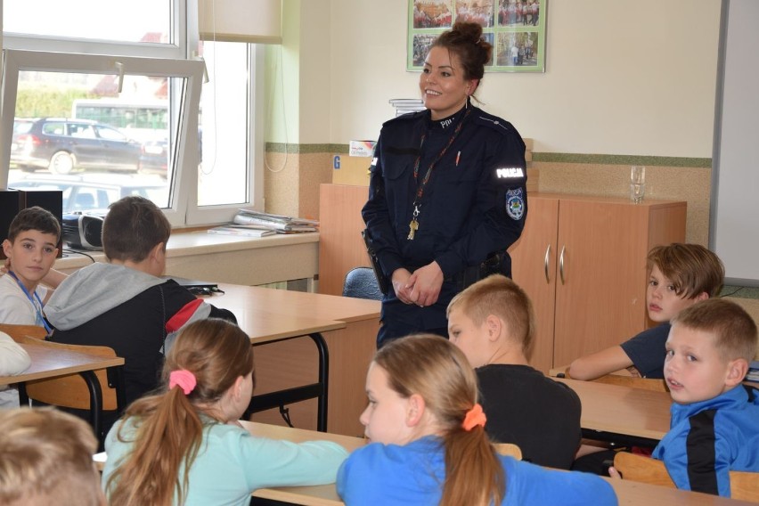 Gmina Krokowa: dzielnicowi omówili z dziećmi ważną sprawę bezpieczeństwa
