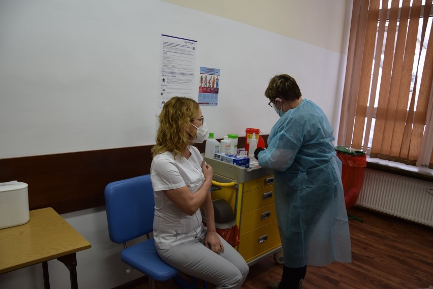 Zapisy na szczepienia przeciwko Covid-19 w Szczecinku. Jak i gdzie to zrobić? 