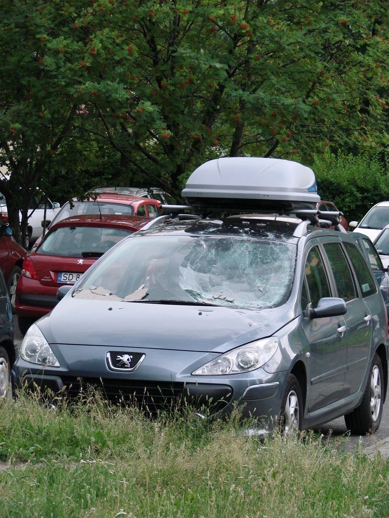 JAWORZNO: Azbestowa płyta odpadła z bloku mieszklanego na Podłężu i zniszczyła dwa samochody