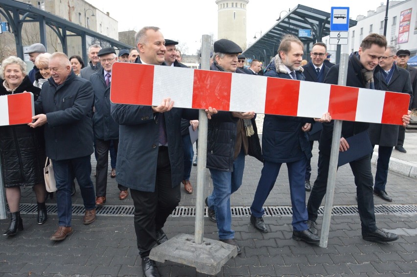 Powiatowe Centrum Przesiadkowe w Piotrkowie na dawnym dworcu...