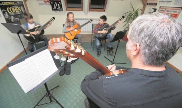 W Młodzieżowym Domu Kultury można skorzystać z zajęć nauki gry na gitarze.