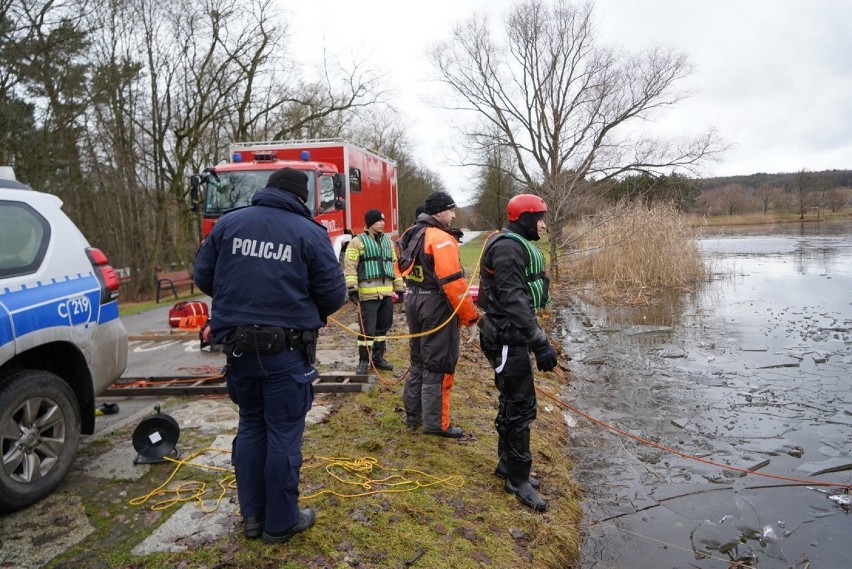 Policja i straż pożarna ćwiczą akcję ratunkową na wodzie w...