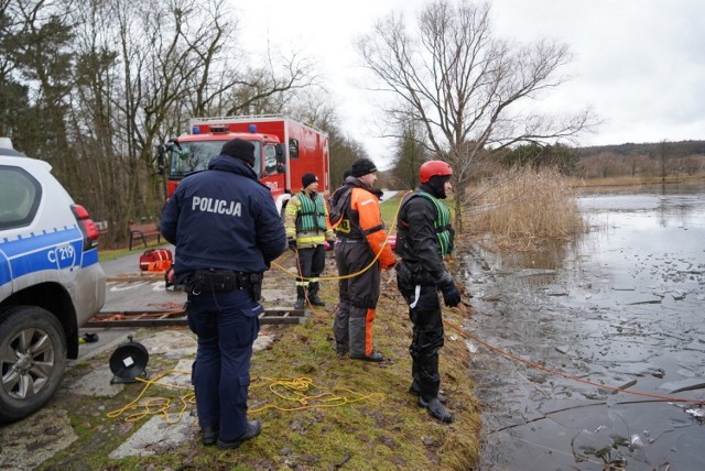 Policja i straż pożarna ćwiczą akcję ratunkową na wodzie w bydgoskim Myślęcinku