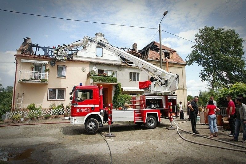 Spłonął zabytkowy pałac w gminie Kąty Wrocławskie (ZDJĘCIA)