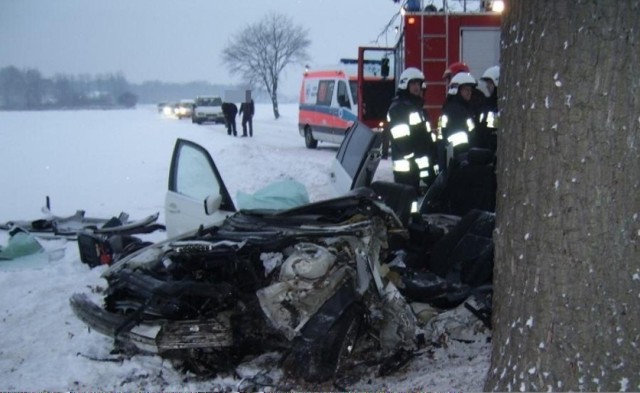 "Szczęśliwy" wypadek w Chobienicach [ZDJĘCIA]

Kierowca bmw roztrzaskał swoje auto na przydrożnym drzewie... i wyszedł prawie cało z wypadku.