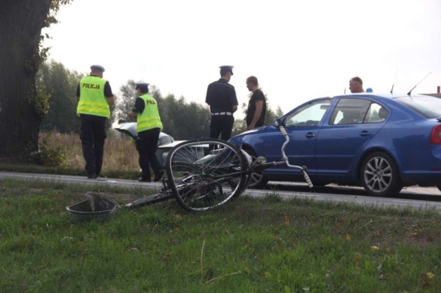 Jak wynika z wstępnych ustaleń policji kierowca citroena skręcając w lewo wymusił pierwszeństwo przejazdu na renault. Ten następnie uderzył w przejeżdżającego rowerzystę. Rowerzysta zginął na miejscu. 

Zobacz więcej: Śmiertelny wypadek pod Wągrowcem!