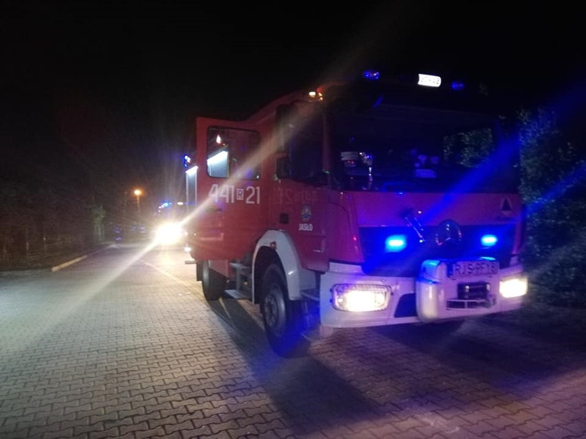 Pięć jednostek straży pożarnej zostało skierowane do pożaru w zakładzie produkcyjnym Vortumnus w Lisowie [ZDJĘCIA]