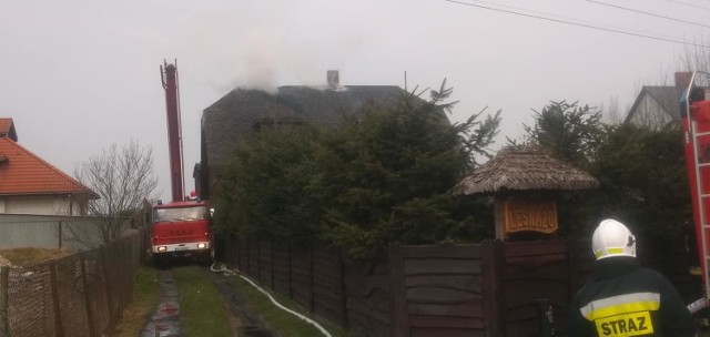 W niedzielę, 29 marca, przed południem wybuchł pożar w Lipcach Reymontowskich. W płomieniach stanął drewniany budynek mieszkalny przy ul. Leśnej. Pożar gasi kilka jednostek straży pożarnej.