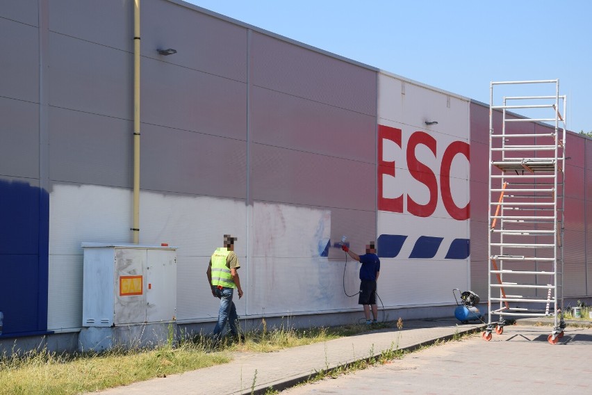 Z marketu w Szczecinku znika napis Tesco. Wiemy, kiedy ruszy Netto [zdjęcia]