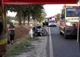 Ratunkowy śmigłowiec zabrał poszkodowanego motocyklistę do szpitala. Zderzenie motocyklistów pod Wijewem ZDJĘCIA
