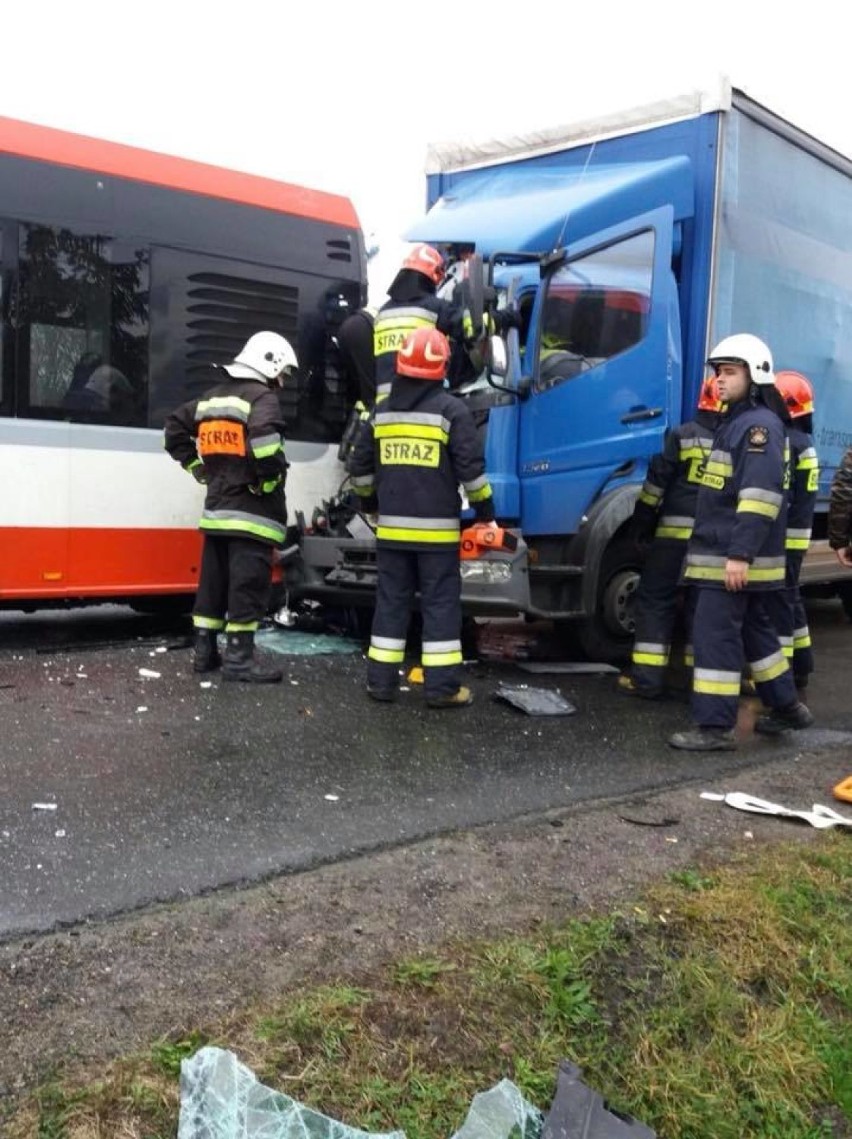 Wypadek w Bargłach. Ciężarówka zderzyła się z autobusem MPK, są ranni [ZDJĘCIA]