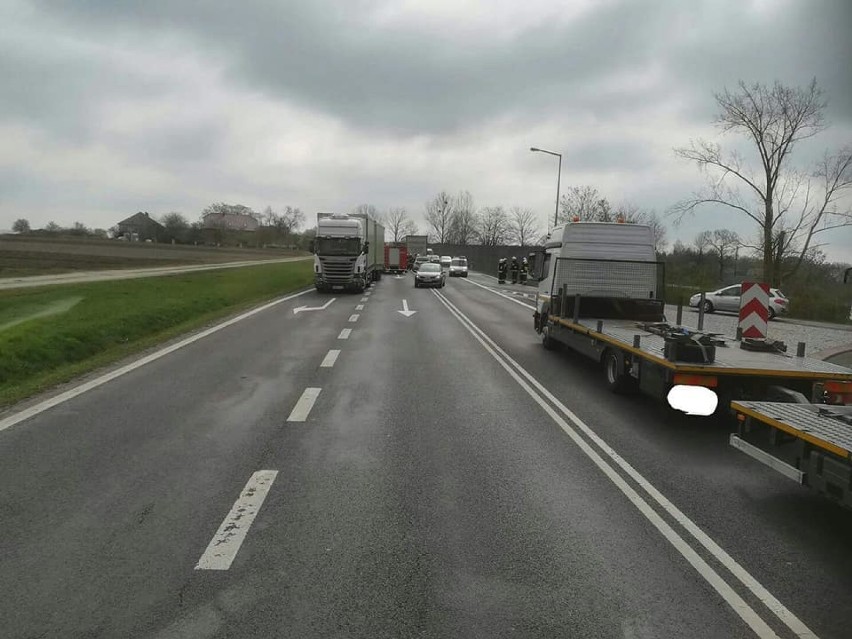 Groźna kolizja w Jankowie Dolnym z udziałem dwóch ciężarówek i osobówki