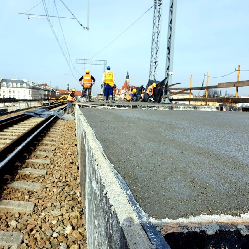 Kraków. Postępują prace przy budowie przystanku kolejowego na Grzegórzkach [ZDJĘCIA]
