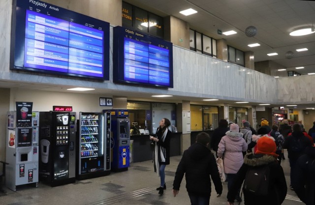 Wyświetlacze na radomskim dworcu kolejowym już działają. Kolejarze uporali się z poważną awarią oprogramowania.