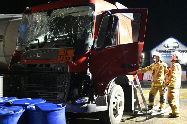 Tak wyglądała nocna akcja strażaków po wypadku, do którego doszło 18 października na obwodnicy Świecia