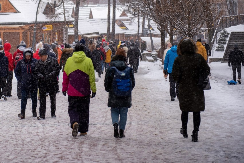 Zakopane. Turyści przyjechali na święta. Krupówki w Boże Narodzenie były pełne [ZDJĘCIA]