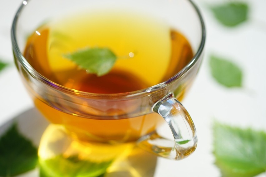 Herbatka z liści brzozy działa moczopędnie i odtruwająco....