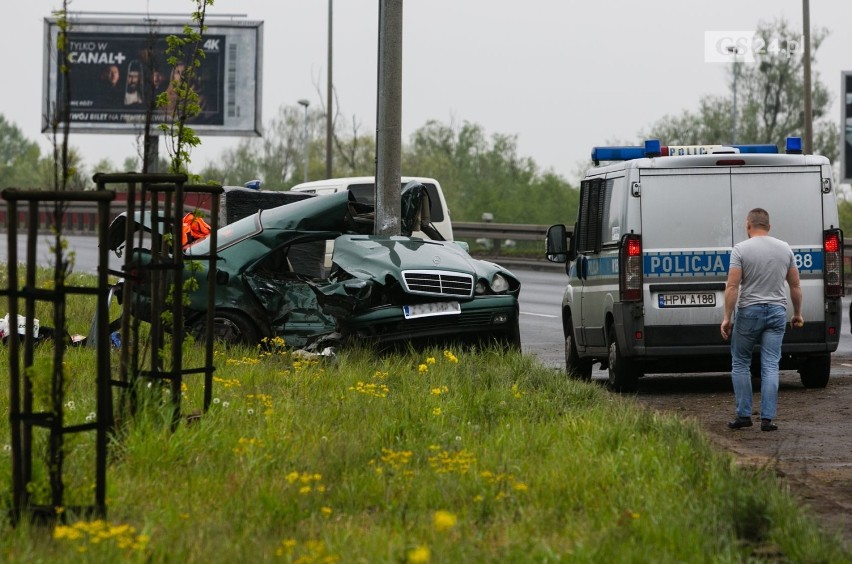 Śmiertelny wypadek na Basenie Górniczym w Szczecinie. Zmarł kierowca mercedesa [ZDJĘCIA]