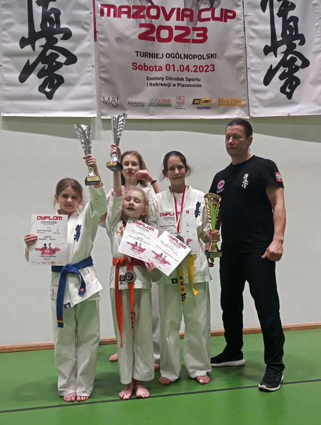 Pięć medali przywiozły zawodniczki  z Niwnickiego Klubu Karate Kyokushin z Ogólnopolskiego Turnieju Mazovia Cup 2023. 
