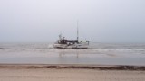 Kuter rybacki wyrzucony na plaży koło Ustki. Trwa akcja ratowników SAR [ZDJĘCIA, WIDEO]