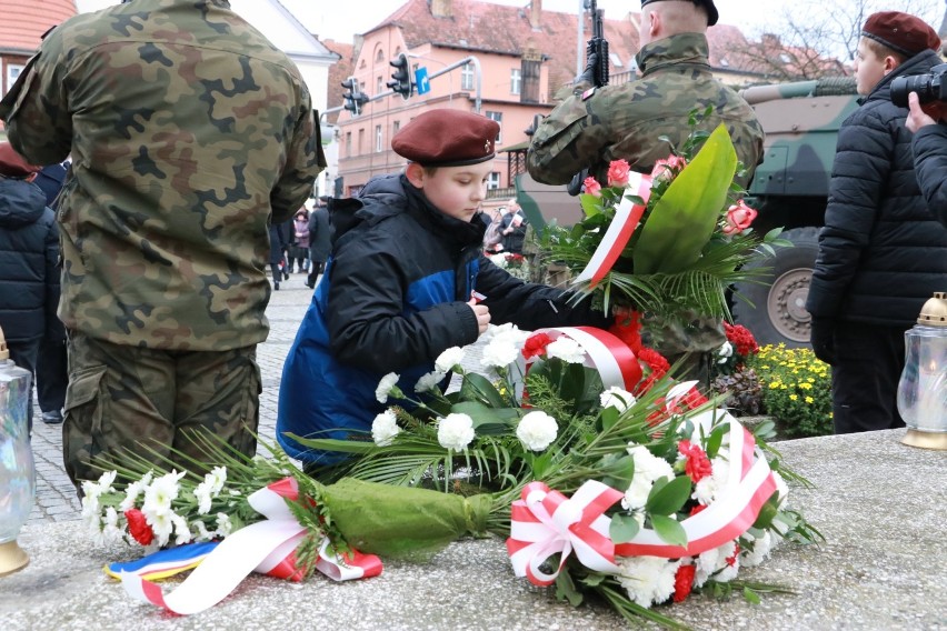 Na placu przed pomnikiem wyróżniali się harcerze Hufca ZHP z...