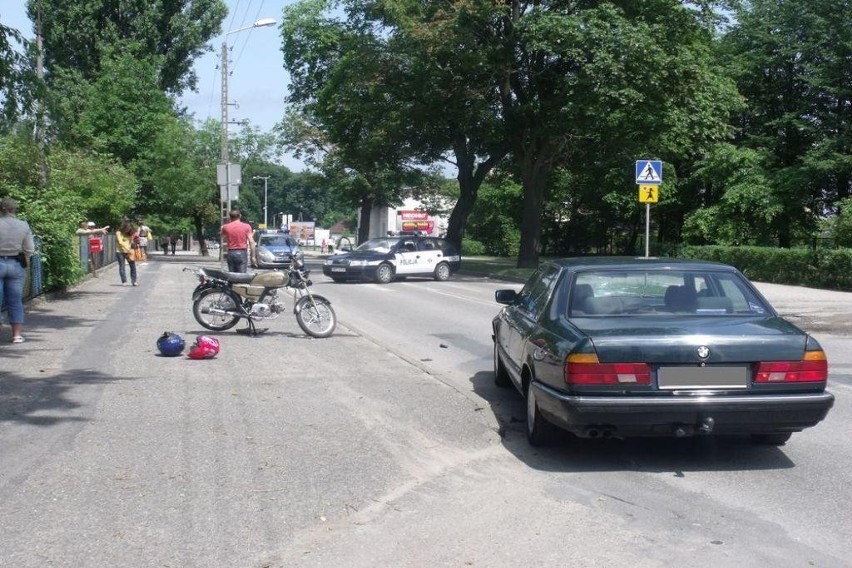 Wypadek w Aleksandrowie Kujawskim. BMW staranowało motorower [ZDJĘCIA]