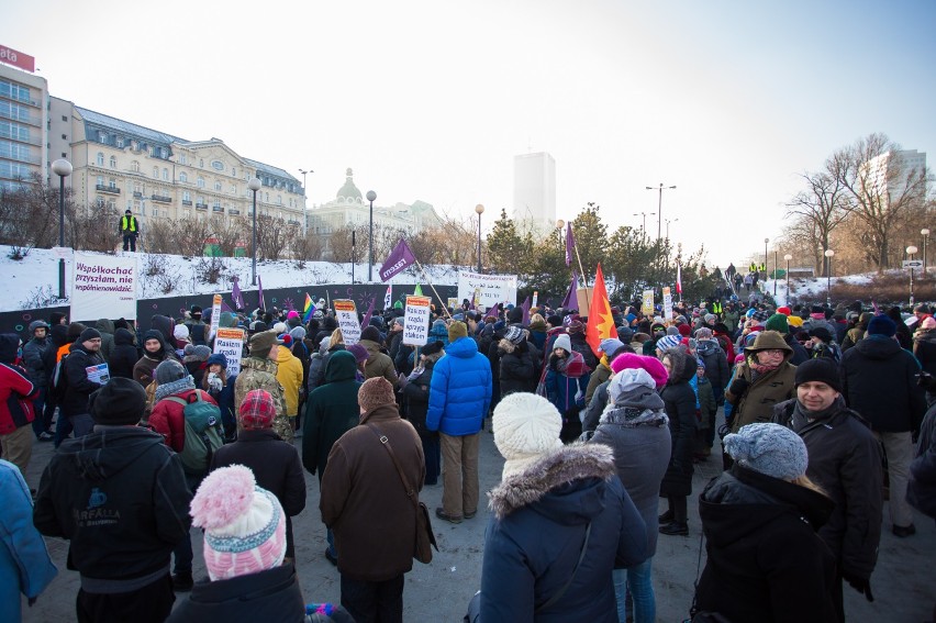 Wiec antyrasistowski w Warszawie. Protestowali przeciwko...