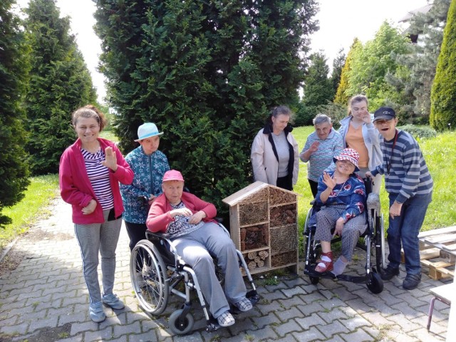 Więźniowie wykonali hotele dla owadów. Trafiły do schroniska w Radwanowicach