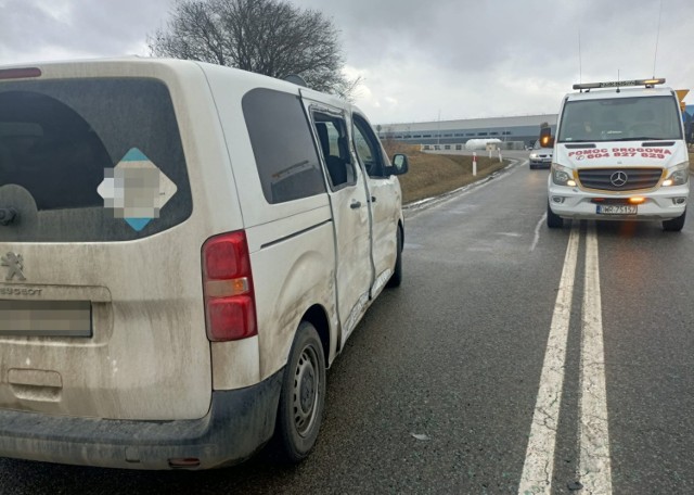 W środę 2 lutego przed południem na zjeździe z węzła Pietrzykowice autostrady A4 pod Wrocławiem, samochód ciężarowy zderzył się z busem. Jedna osoba została ranna. Na węźle są duże utrudnienia w ruchu. Do wypadku doszło przy zjeździe z węzła Pietrzykowice na drogę nr 348 prowadząca w kierunku miejscowości Biskupice Podgórne i Pietrzykowice. Węzeł jest częściowo zablokowany, występują spore utrudnienia w ruchu. Ruch na autostradzie A4 odbywa się bez przeszkód.
W samochodach biorących udział w wypadku jechali jedynie kierowcy. Ranny został kierowca busa. Trwa oczekiwanie na pogotowie.