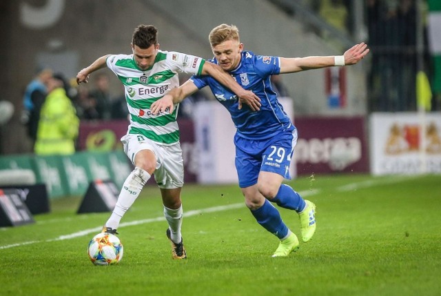 PKO Ekstraklasa zaczęła pod koniec maja znów funkcjonować. Bez kibiców na trybunach, ale z tymi samymi zawodnikami. Niektórzy z nich cieszą się sporym zainteresowaniem innych klubów, dlatego stworzyliśmy listę, kto latem może pożegnać się z naszą ligą. Zobacz!