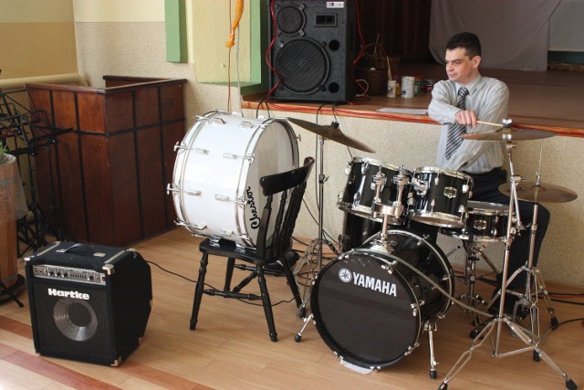 Michał Kabała (na zdj.) gra także w zespole muzycznym Gminnego Ośrodka Kultury w Lipiu