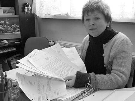 Dyrektor Irena Owczarz pokazuje plik korespondencji z Kuratorium Oświaty.