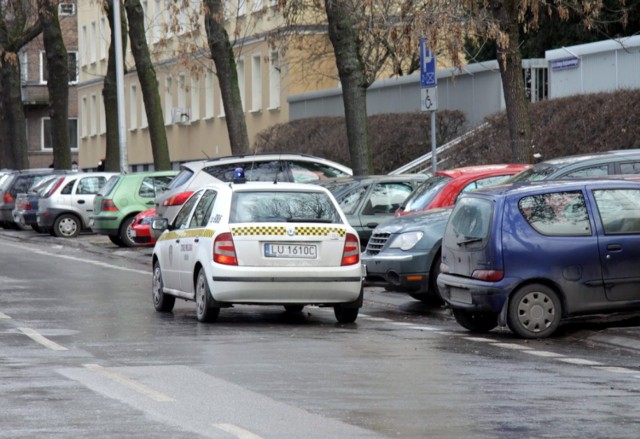 Parkowanie przy Radziszewskiego. W ubiegłym roku strażnicy ukarali tu setki kierowców, odholowując blisko 80 pojazdów