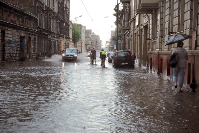 Burza w Łodzi, zalane ulice i dworzec Fabryczny. Na zdjęciu Zielona od Wólczńskiej