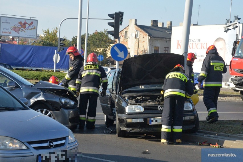 Wypadek na skrzyżowaniu Okrzei - Wronia we Włocławku. Zderzenie dwóch volkswagenów [zdjęcia, wideo]