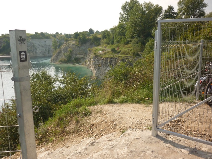 Kraków: Zakrzówek wciąż niebezpieczny: mimo zakazów, nie brakuje plażowiczów [ZDJĘCIA]