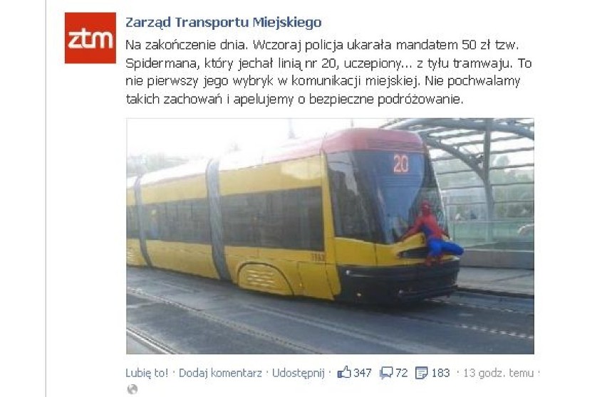 Spiderman z Warszawy podróżuje tramwajem...