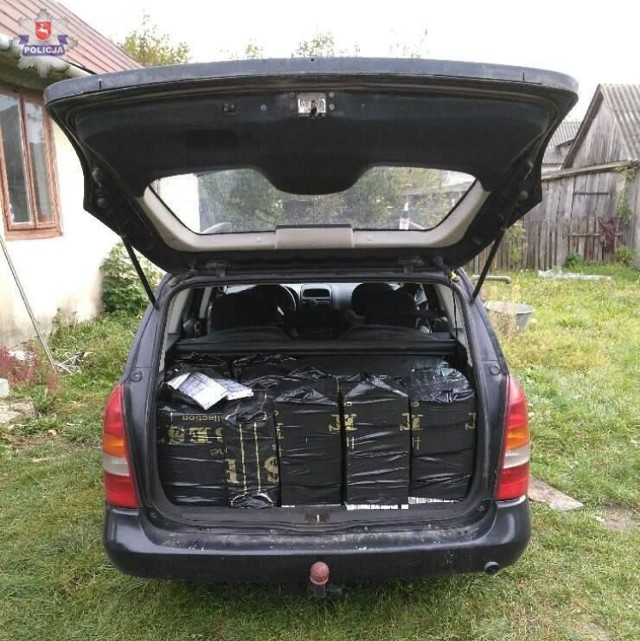 Policjanci zatrzymali mieszkańca gminy Ulhówek, który przechowywał w swoim samochodzie 5210 paczek różnych marek i butelkę alkoholu bez polskich oznaczeń akcyzy.