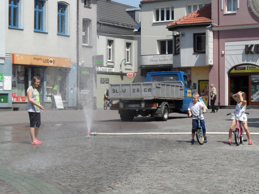 Lubliniec: Kurtyna wodna na rynku