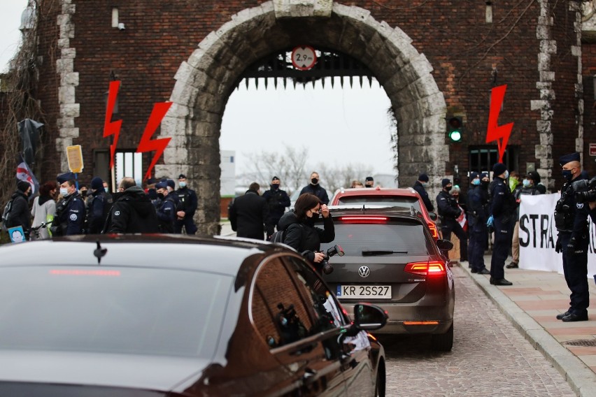 Kraków. Jarosław Kaczyński uczestniczył w mszy św. na Wawelu w rocznicę pogrzebu pary prezydenckiej. Był protest i symbole Strajku Kobiet