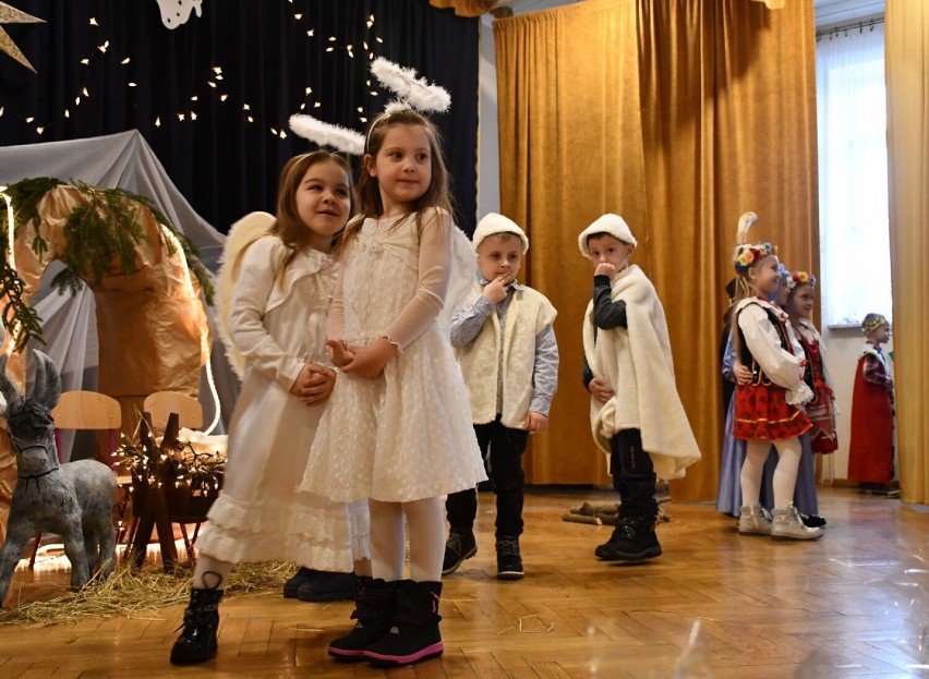 Świąteczne występy przedszkolaków z Nowego Żmigrodu. To urodzeni artyści!