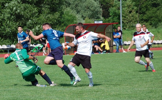 Czardasz Osiek Jasielski (białe koszulki) wygrał z Wisłoką Nowy Żmigród 4-2 i awansował do klasy A