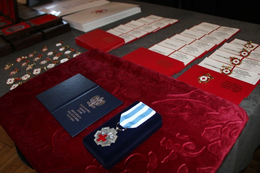 Gala honorowego krwiodawstwa w Wieluniu. W sali WDK wręczono liczne odznaki i medale. Zobaczcie zdjęcia i wideorelację